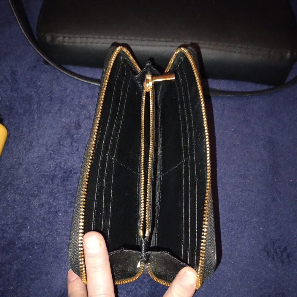 Tory Burch Britten Bucket Bag With Tory Burch Wallet - Picture 6 of 15